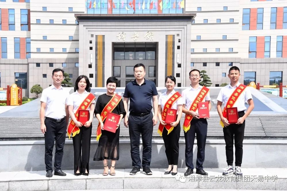 县委书记黄劲松莅临天易中学看望慰问优秀教师