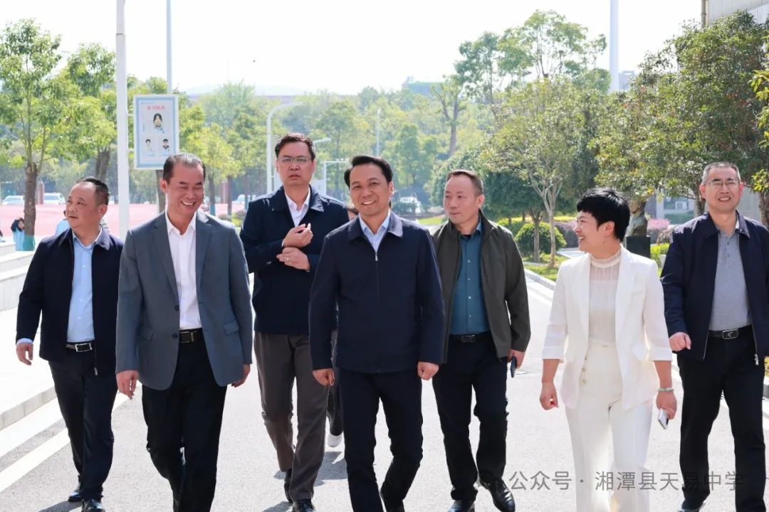 湘潭县委副书记、县长王利莅临天易中学视察食堂工作