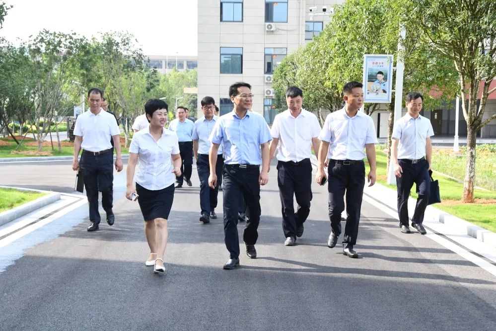 湘潭县委副书记、县长王利莅临天易中学调研