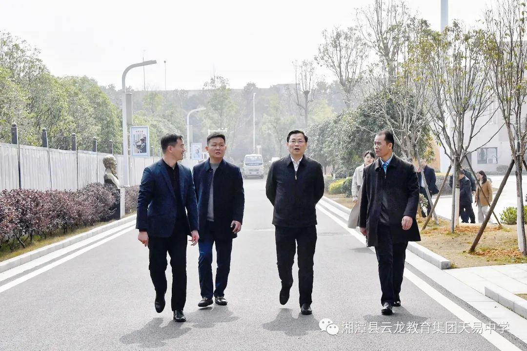 湘潭市教育局党委书记、局长唐正武莅临天易中学指导工作