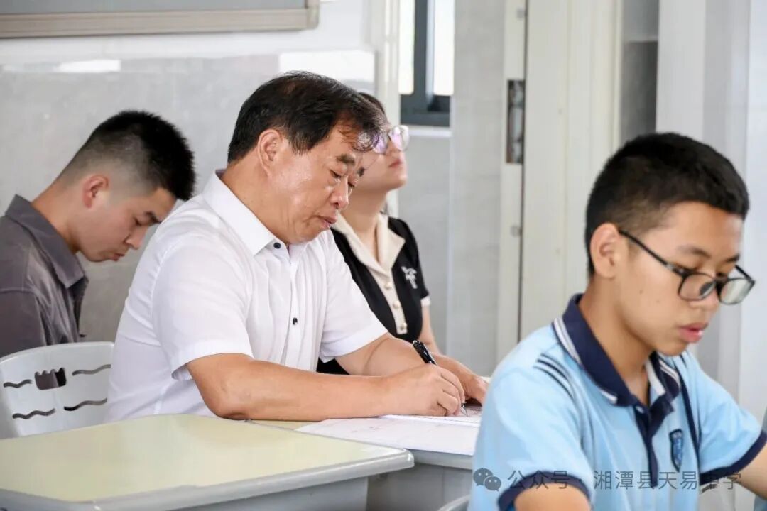 金秋开学第一课 书记校长进课堂