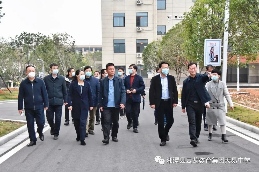 县委副书记、县长王利莅临天易中学指导工作