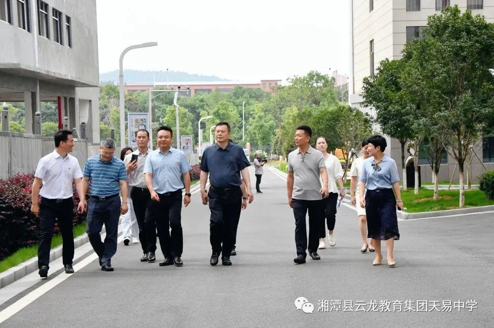 县委书记黄劲松一行莅临天易中学慰问教职员工